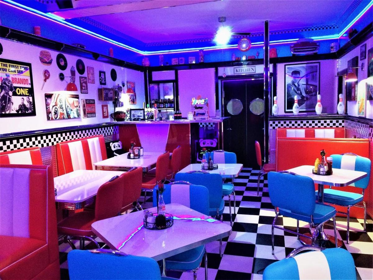 רות'סיי Cadillac Kustomz Hotel - Breakfast Available מראה חיצוני תמונה