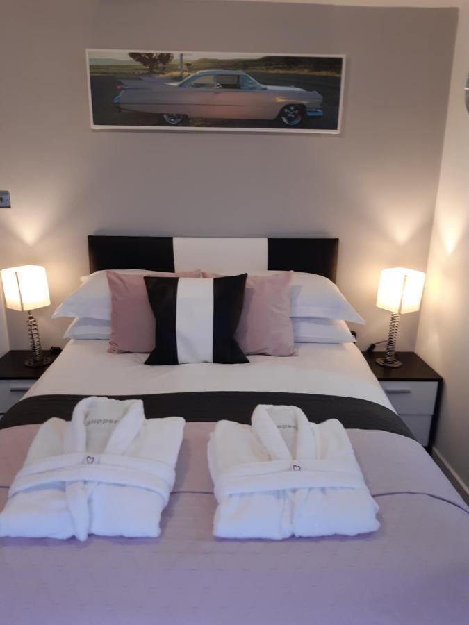 רות'סיי Cadillac Kustomz Hotel - Breakfast Available מראה חיצוני תמונה