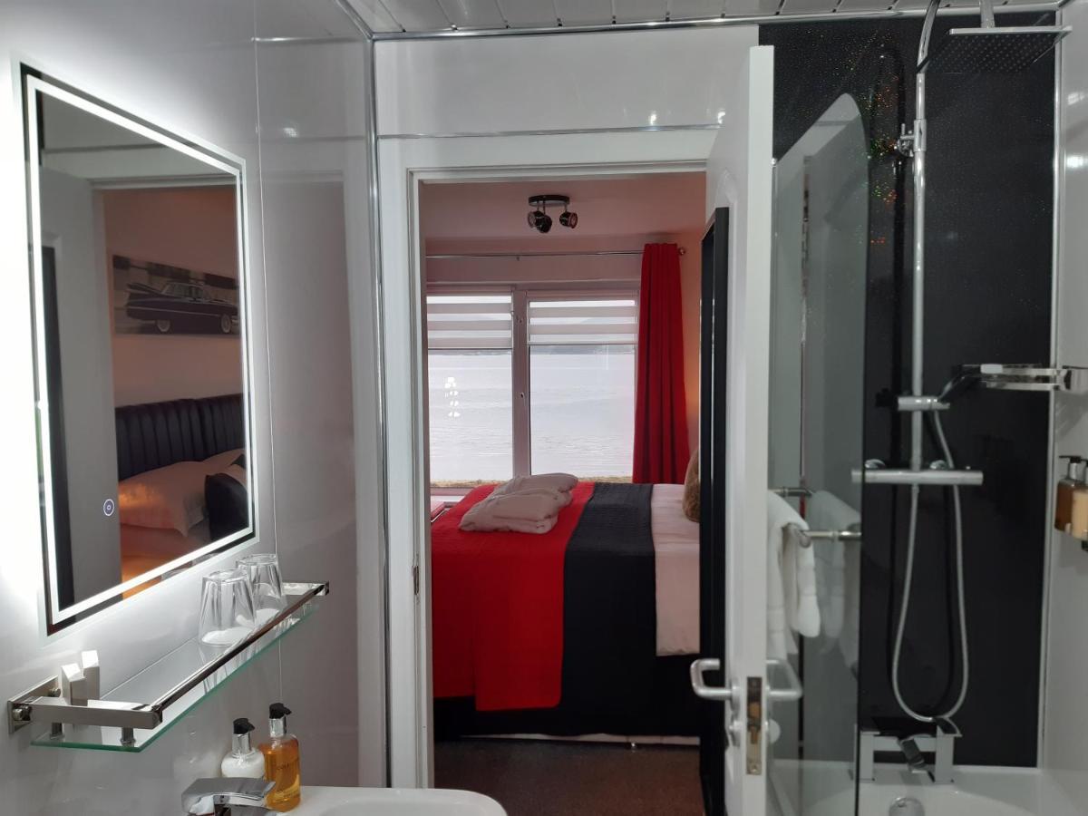 רות'סיי Cadillac Kustomz Hotel - Breakfast Available מראה חיצוני תמונה