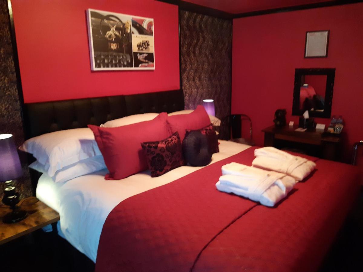 רות'סיי Cadillac Kustomz Hotel - Breakfast Available מראה חיצוני תמונה