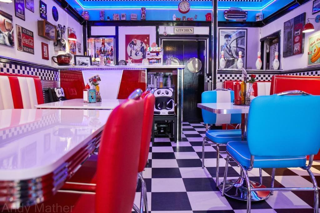 רות'סיי Cadillac Kustomz Hotel - Breakfast Available מראה חיצוני תמונה