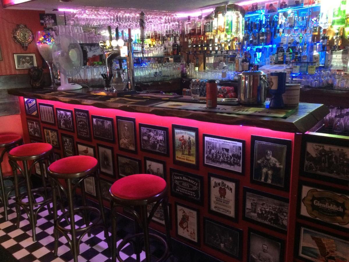 רות'סיי Cadillac Kustomz Hotel - Breakfast Available מראה חיצוני תמונה